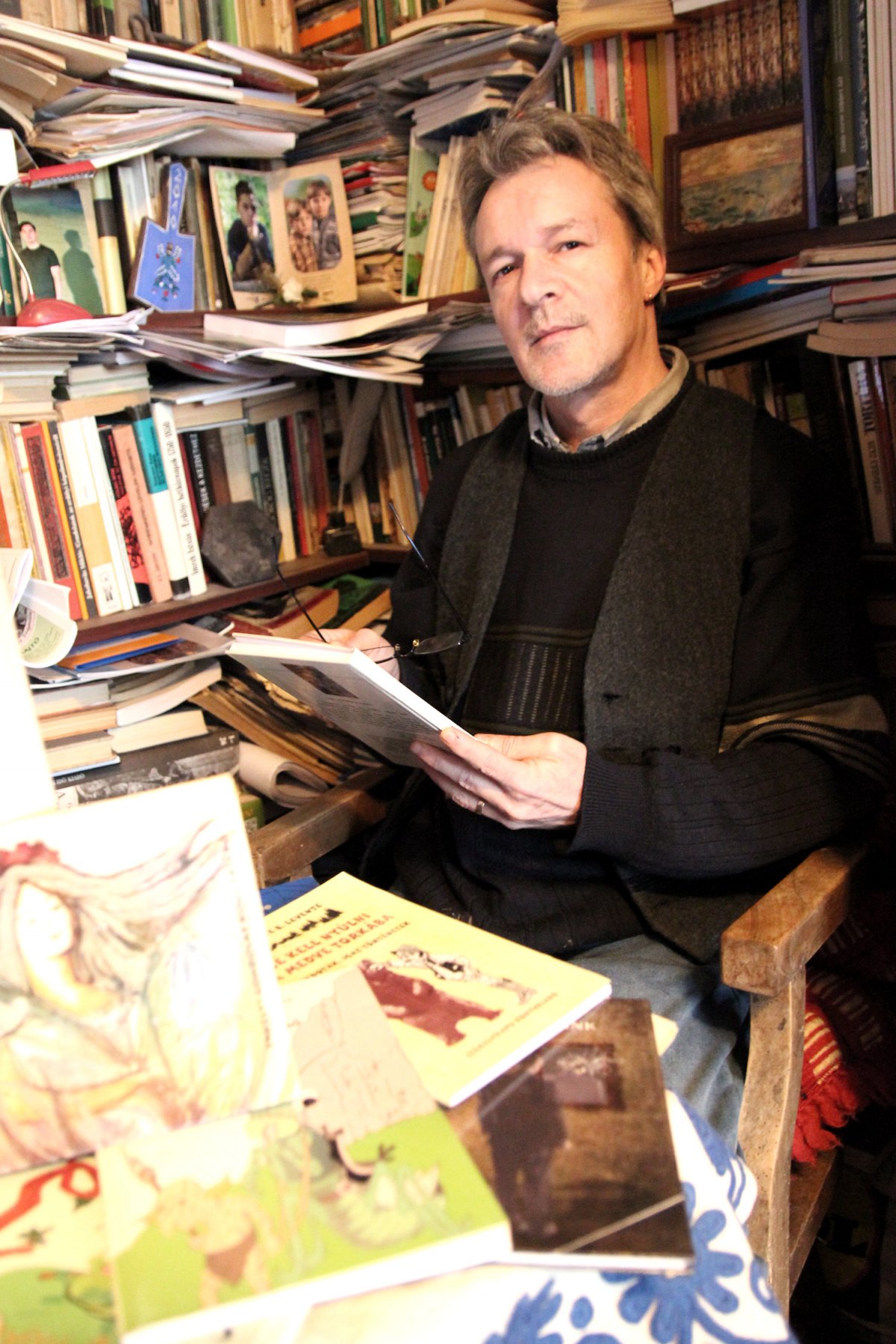 Szente B. Levente keresztúri otthonában kedvenc könyvei között •  Fotó: Jakab Mónika