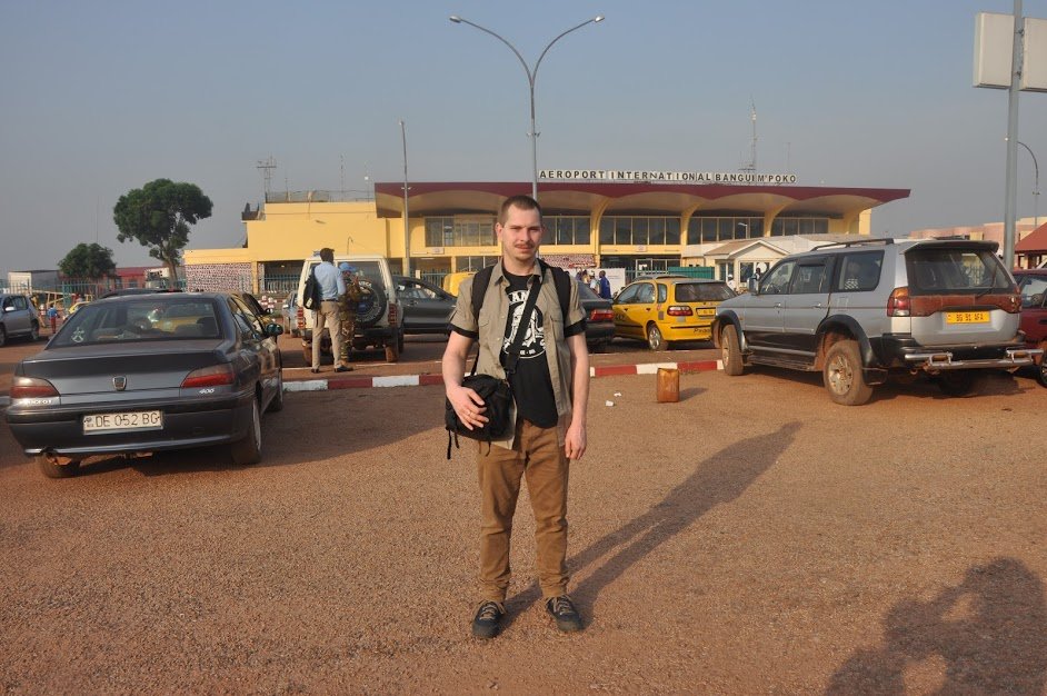 A szerző a főváros, Banguin repülőterén &bullet;  Fotó: Tamás Gergő Samu