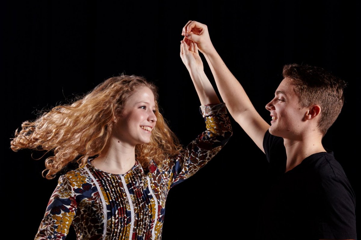 Az otthonok biztonságában alkalom adódik több tájegység táncába is belekóstolni •  Fotó: Hagyományok Háza