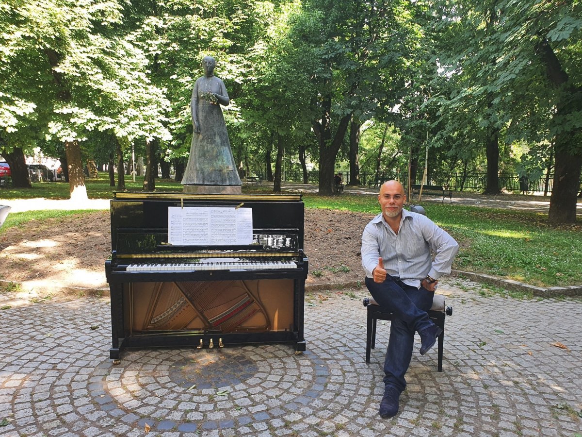 Thurzó Zoltán Lorántffy Zsuzsanna szobra előtt koncertezett •  Fotó: Thurzó Zoltán személyes gyűjteménye