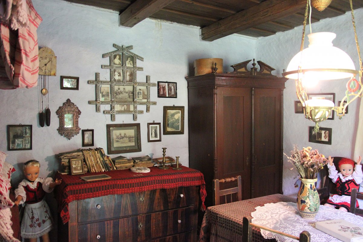 A tisztaszoba elmaradhatatlan darabja a vetett ágy, a kaszten, amelyben a szőtteseket tartották •  Fotó: Jakab Mónika