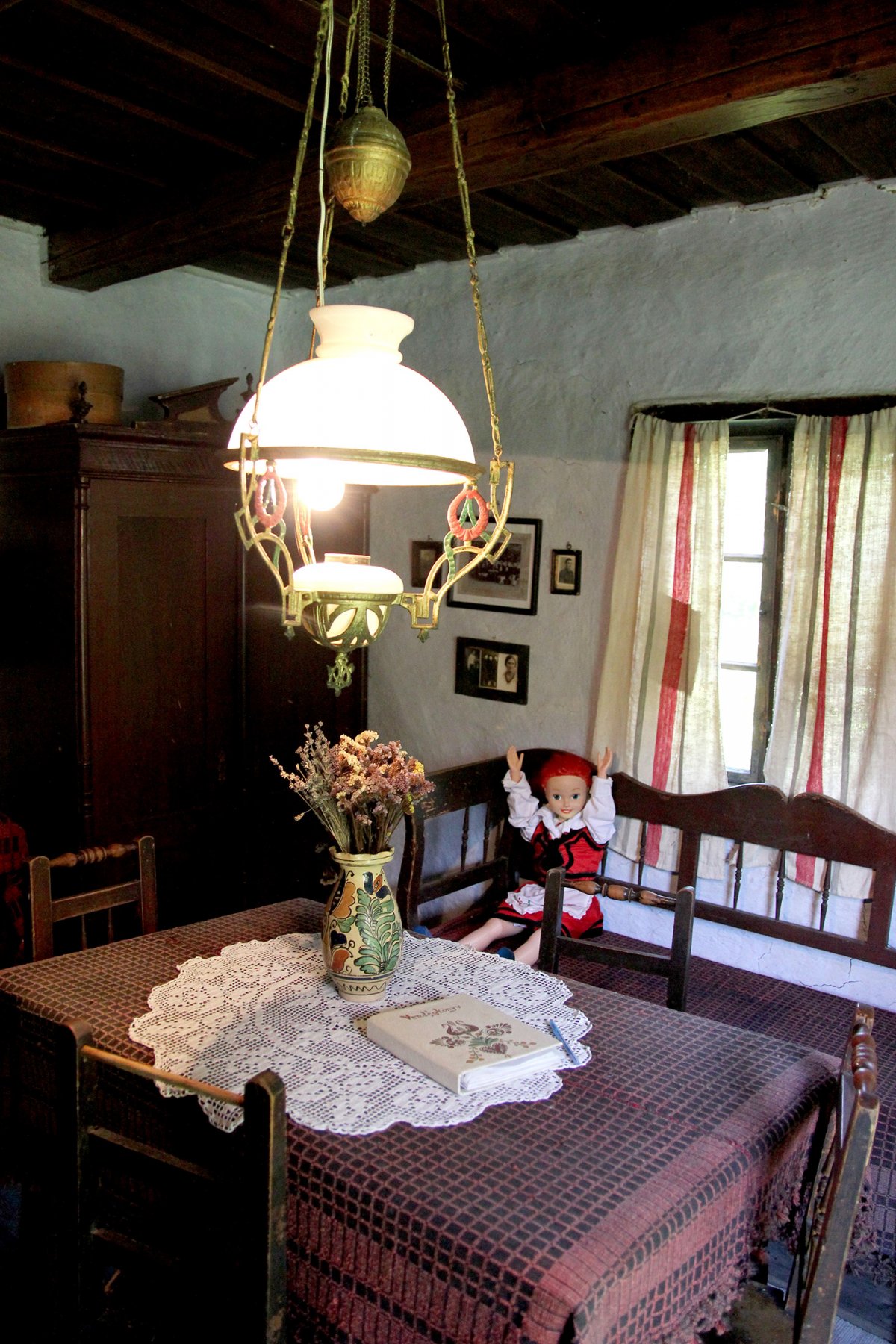 Régi lámpa hagyományos környezetben •  Fotó: Jakab Mónika