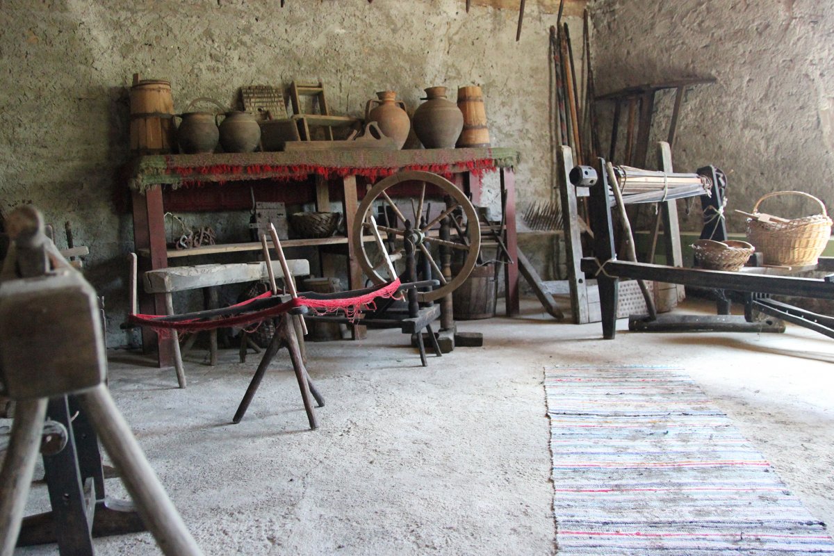 A parasztházak elengedhetetlen tartozéka volt a a gazdasági épület is •  Fotó: Jakab Mónika