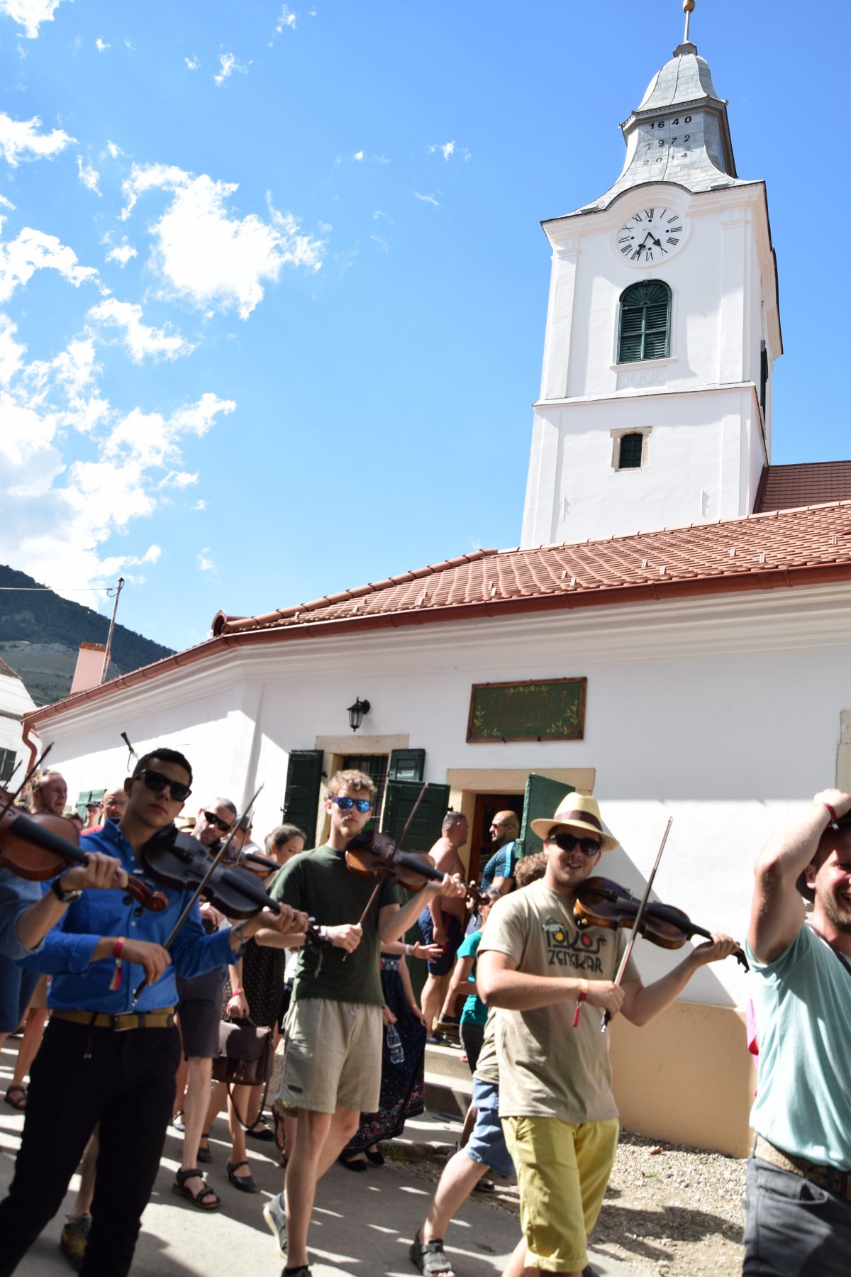 Gondtalan fesztiválozók 2019-ben Torockón •  Fotó: Hagyományok Háza