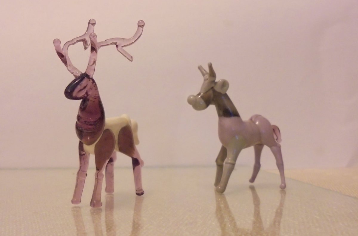 Rudolf és Rudy. A mesterember 2001-től üvegﬁgurákat is készít •  Fotó: Facebook/Szalma László Zsolt