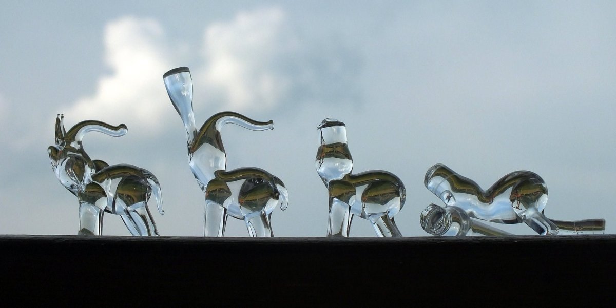 Evolúció-fejlődés. Ékszerek, poharak és vázák mellett ma már bármilyen szobrot, állatﬁ gurát el tud készíteni •  Fotó: Facebook/Szalma László Zsolt