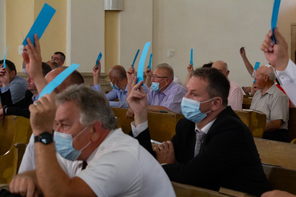 Az ülésen részt vevő küldöttek szavaznak •  Fotó: Magyar Unitárius Egyház sajtóosztálya