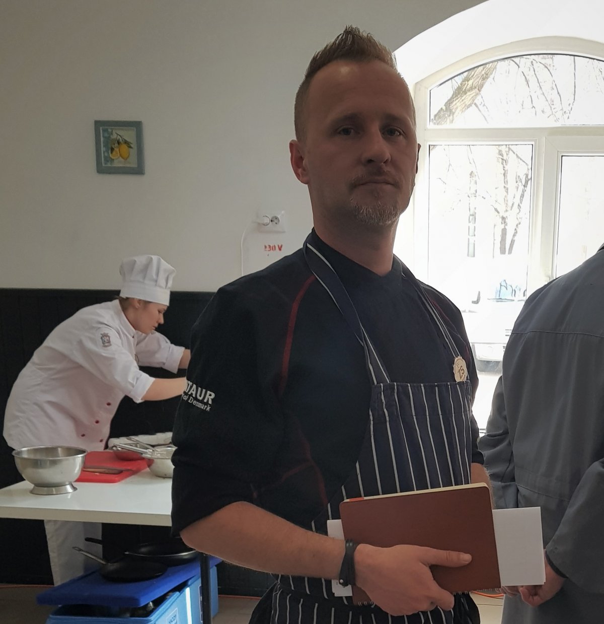 Vass Róbert egy kolozsvári szakácsversenyen. A menüt közösen találják ki •  Fotó: Makkay József