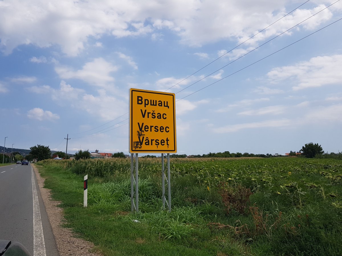 Versec neve még olvasható, de kipingálták cirill betűkkel •  Fotó: Makkay József