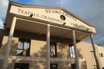Új köntösben a székelyhídi színház – a felújított intézményt a város szülöttéről, Szabó József Ódzsa rendezőről nevezték el