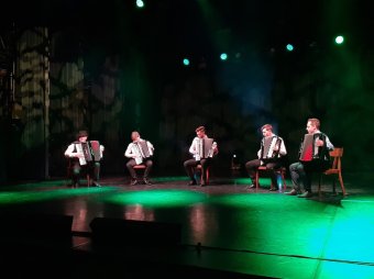 Főszerepben a mellzongora a Hagyományok Házában: színpadon a Harmonikások