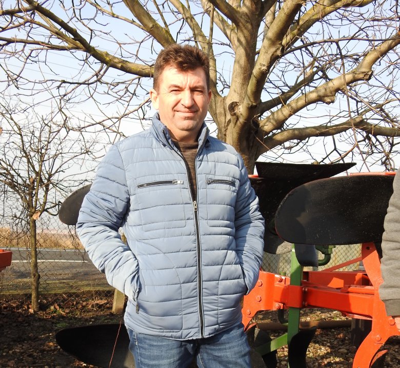 A 200 hektáron termelő Bărțan Gábor jövedelmének nagyobb részét évi rendszerességgel visszaforgatja gazdaságába •  Fotó: Makkay József