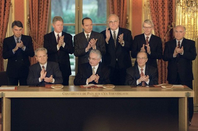 A
világ vezető nagyhatalmainak a jelenlétében 1995-ben írták alá a  daytoni békeszerződést •  Fotó: Facebook/Archív