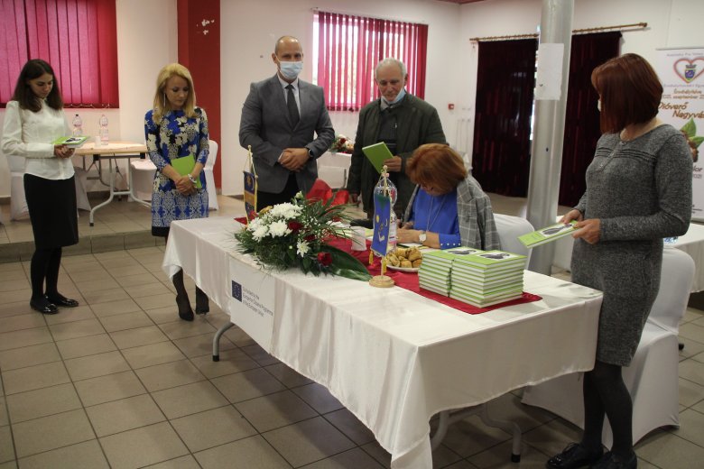 Bokor Irén helytörténész dedikálja Kuthy Lajosról szóló könyvét •  Fotó: Sütő Éva