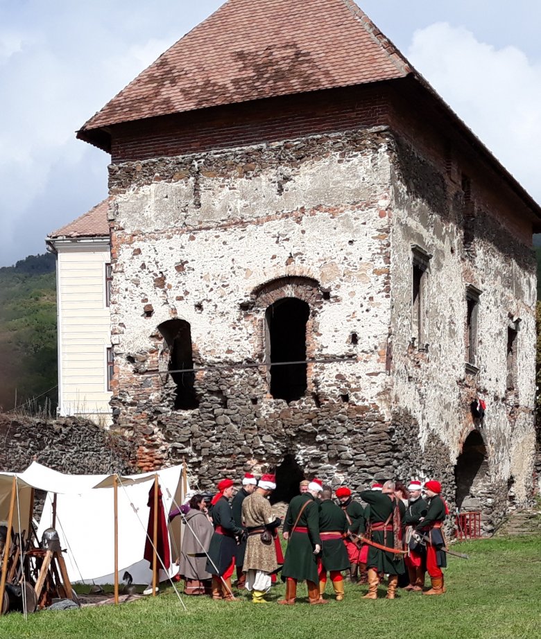 Harcosok a vár tövében. A hagyományőrzök kitettek magukért •  Fotó: Nánó Csaba