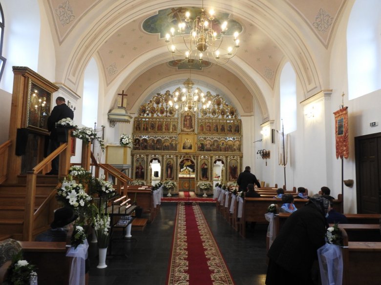 A nagypeleskei görögkatolikus templomba betérő hívek először az Istenszülő-ikon előtt imádkoznak a templomhajó bal felén levő feljárón •  Fotó: Makkay József