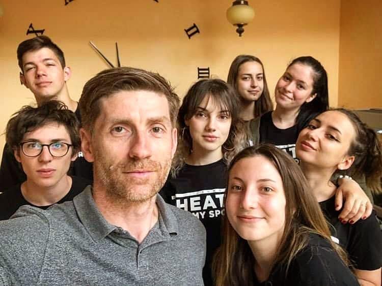 Fazakas Misi az Osonó Színházműhely fiataljaiival •  Fotó: Fazakas Misi/Facebook