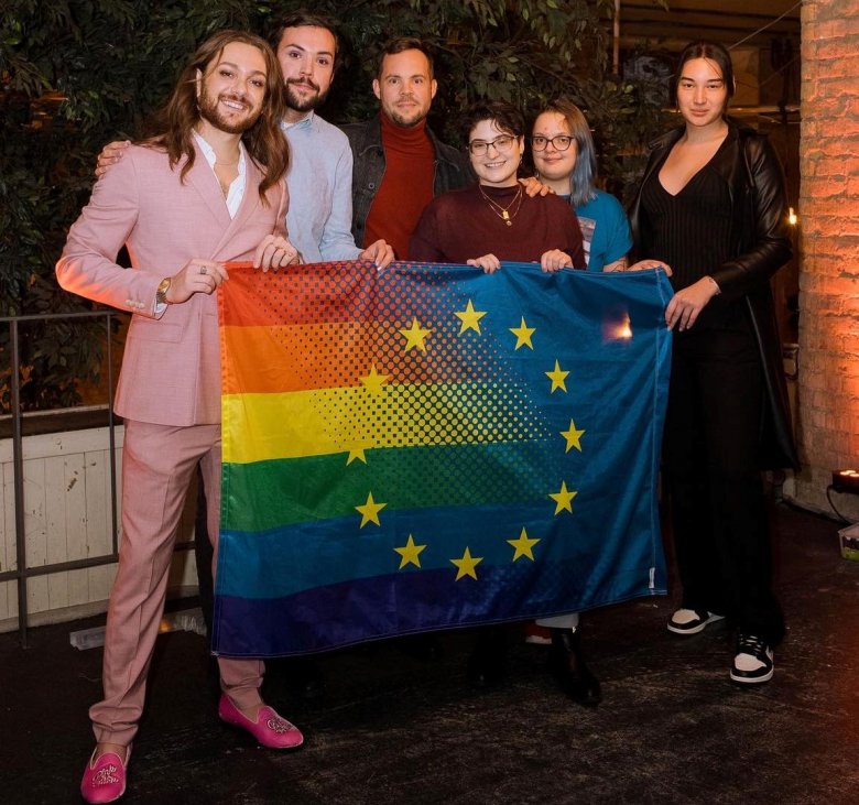 Az LMBTQ-lobbi „nagykövete” szivárványos zászlóval Budapesten. A fő célpont Magyarország és Lengyelország •  Fotó: Facebook/Riccardo Simonetti