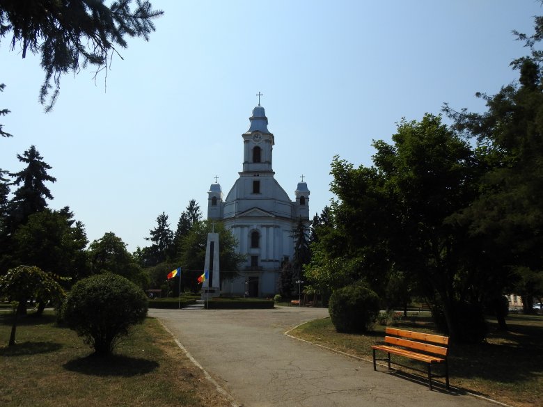 Szamosújvár főtere az örmény katolikus templommal •  Fotó: Makkay József