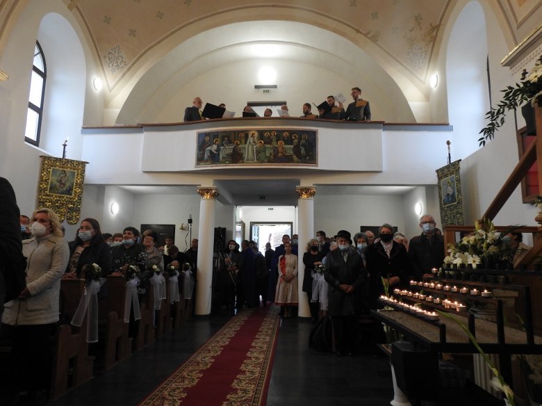 Ünneplő gyülekezet a kétszáz éve épült templom felújítása alkalmából tartott ünnepi szentmisén •  Fotó: Makkay József