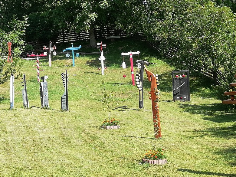 Az atyhai portán kialakított vidám kert a faluba látogató turisták számára érdekes oázist jelent •  Fotó: Somogyi Botond