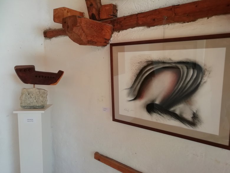 A sarokban a Noé bárkája nevű szobor, a falon a Lendület című grafika •  Fotó: Somogyi Botond