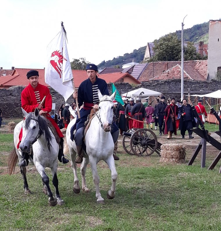 Egy letűnt világ feltámasztása Szilágysomlyón – a 6. Báthory Festen ágyudörgés zaja törte meg a csendet