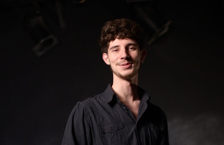 A színész mindig új oldaláról látja a világot – interjú Nagy Gellért csíkszeredai színművésszel