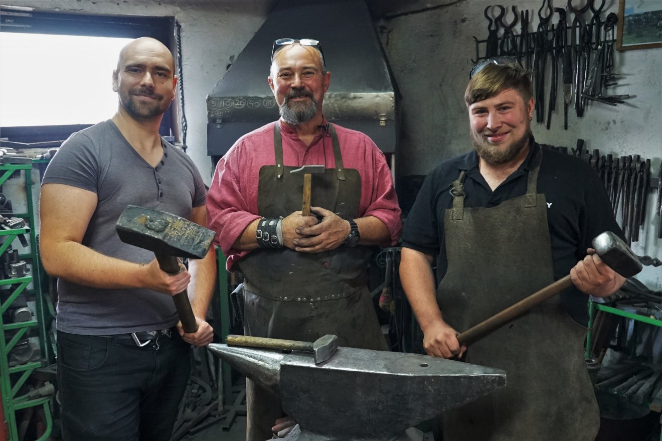 Balról jobbra: Fábián Andor filmrendező, Nagy István Gábor kovács és inasa, Gegő Lóránd •  Fotó: Farkas Antal