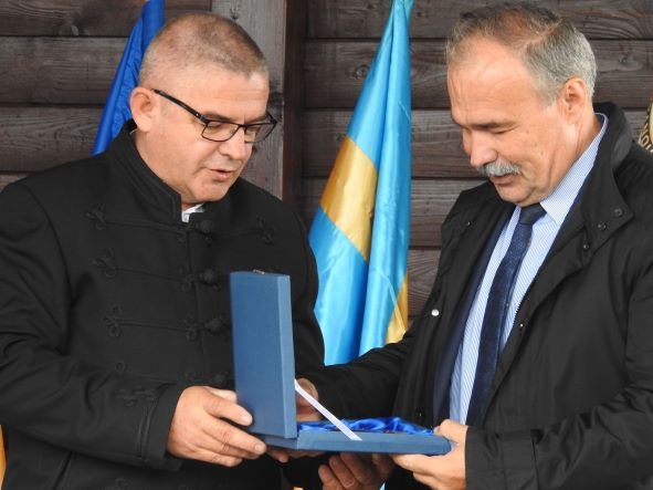 Nagy István mezőgazdasági miniszternek Fazakas Miklós, az RMGE Maros elnöke nyújtott át kitünetést a szervezet tavalyi, mezőpaniti gazdafórumán •  Fotó: Makkay József