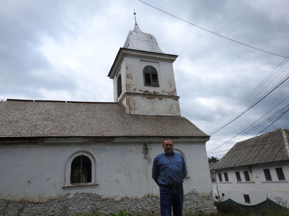 Ladányi Sándor abrudbányai református lelkipásztor a verespataki templomot magyar állami támogatásból újítja fel •  Fotó: Makkay József