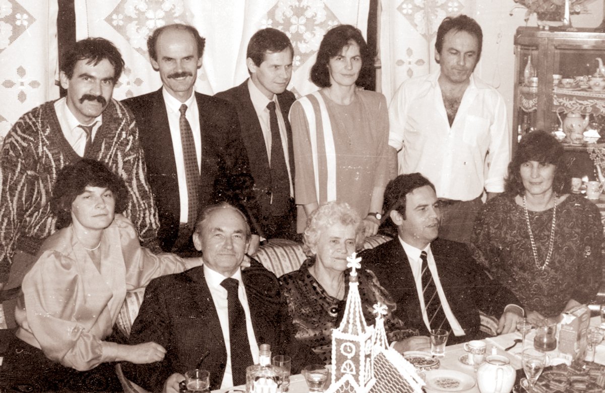 Együtt a Tőkés család Kolozsváron a szülők 1991-es aranylakodalmán. Felső sor: Zsolt, István, József, Anna, András. Alul:  Eszter, a szülők – István és Erzsébet –, László és Erzsébet. •  Fotó: A Tőkés család magánarchívuma