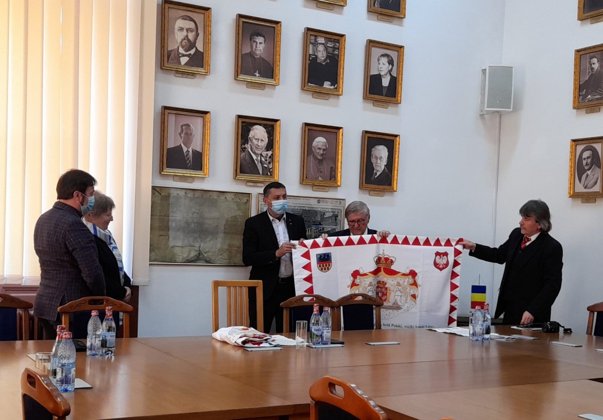 Az emlékév zászlaját május 25-én, Báthory István erdélyi fejedelemmé választásának 450. évfordulóján  dr. Széman Péter, a Báthory  Alapítvány tiszteletbeli elnöke és Okos Márton adta át a Babeș-Bolyai Tudományegyegyetem vezetőinek Kolozsváron •  Fotó: Facebook/Okos Márton