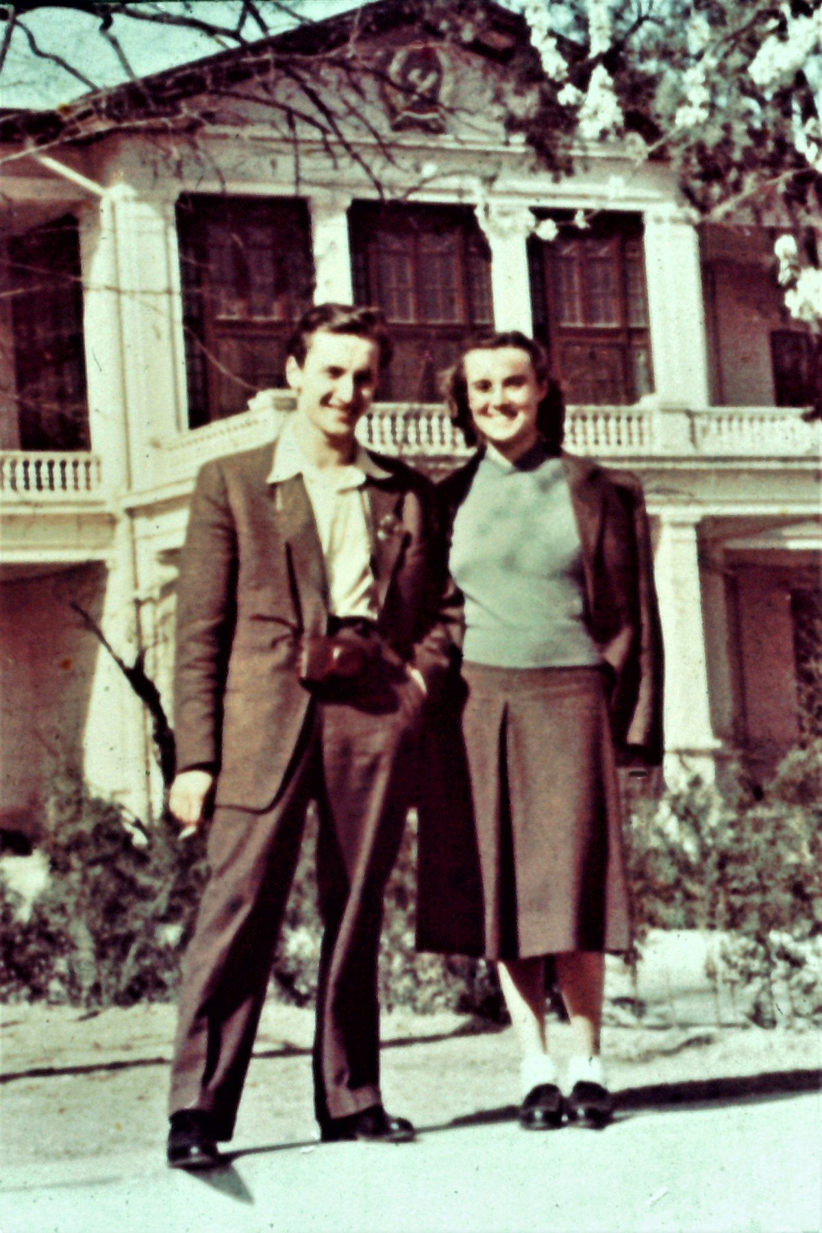 Csapó Károly és Pórfy Irma kínai fellépésükön, 1952-ben •  Fotó: Hagyományok Háza/Archív