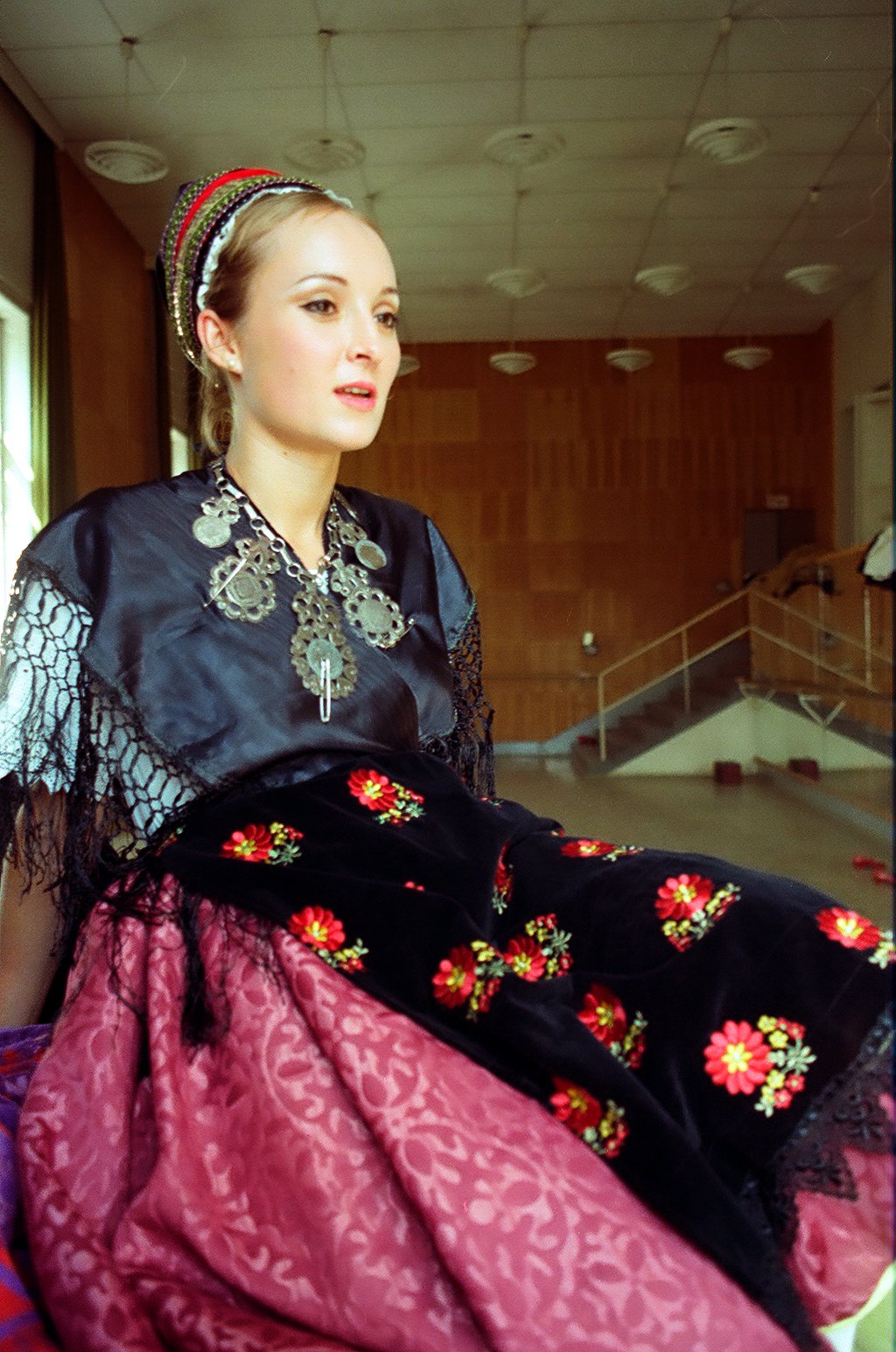 Csapó Kató a Magyar Állami Néopi Együttes próbatermében 1978-ban •  Fotó: Hagyományok Háza/Archív