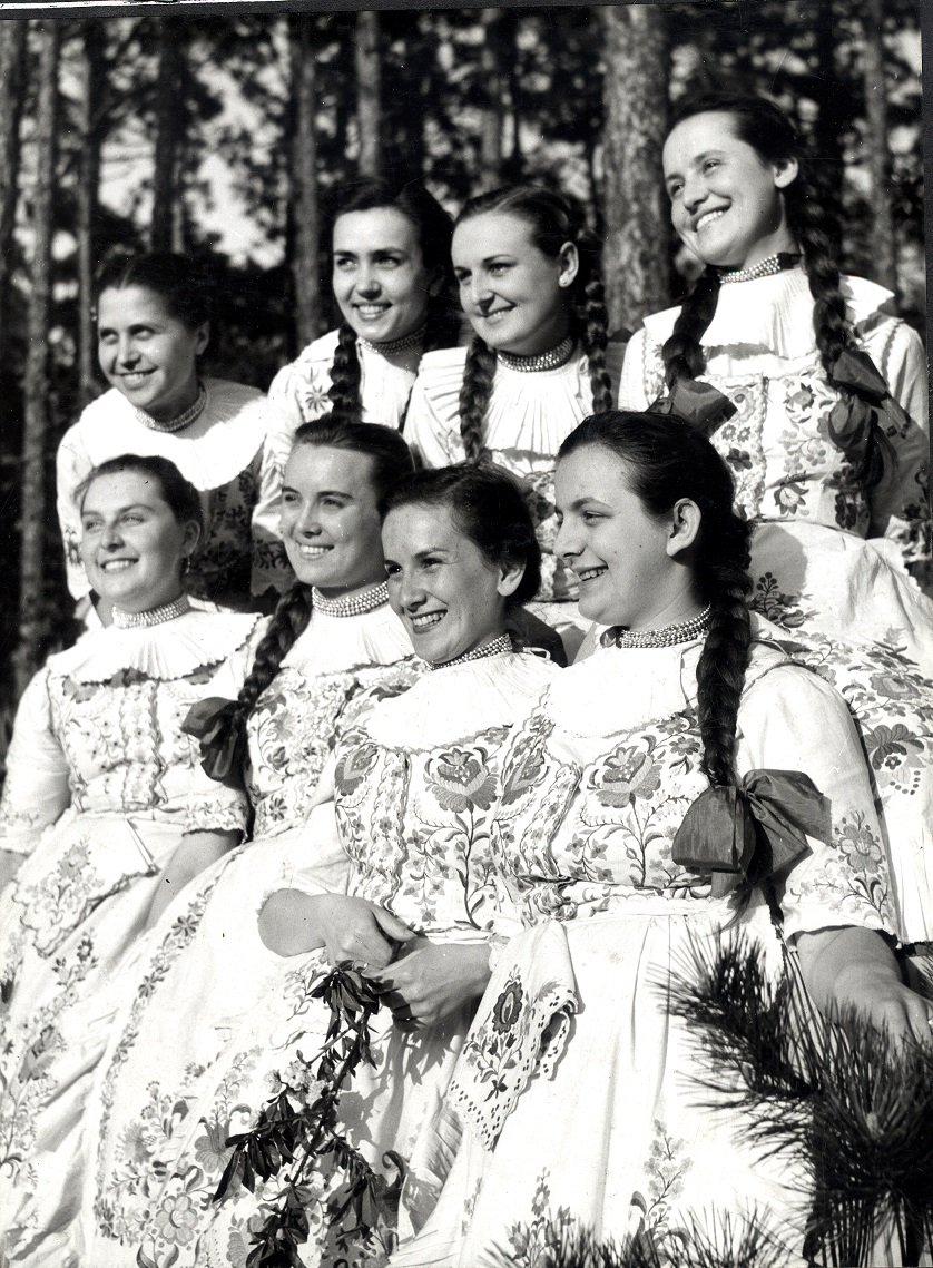 A táncegyüttes lányai egy csoportképen az 1950-es évek elején •  Fotó: Hagyományok Háza/Archív