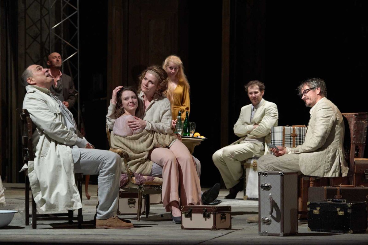 A Cseresznyéskert a Kolozsvári Magyar Színház előadásában. Habár a közönség nem látja, az ügyelő szeme mindenhol ott van • Fotó: Biró István