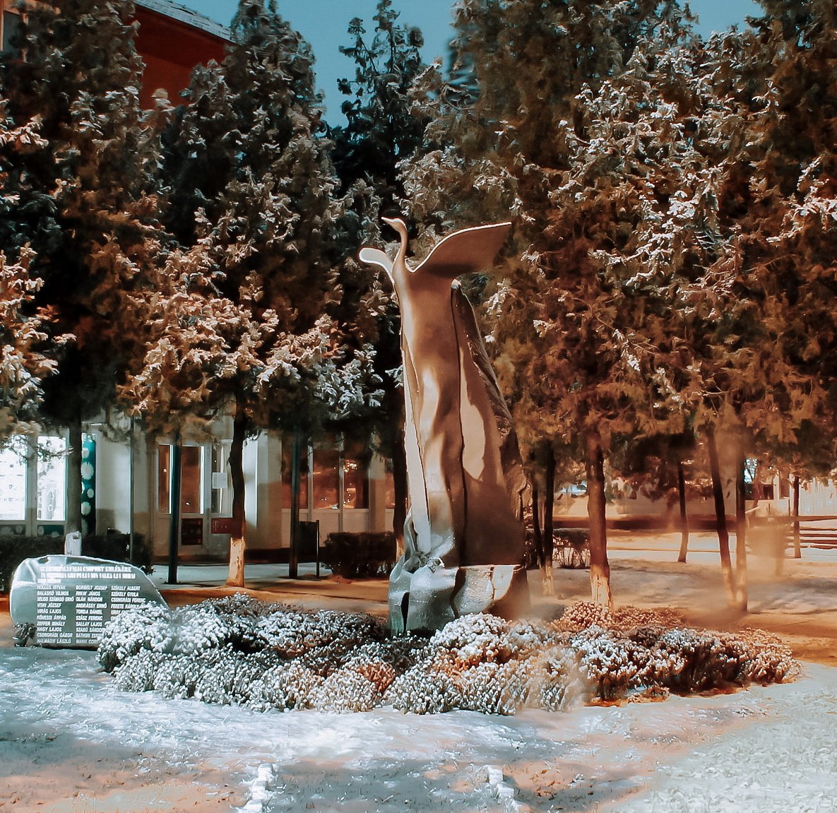 A Szabadság madara Érmihályfalván. Az 1956-os emlékművet Mihály Gábor szobrászművész készítette •  Fotó: Sütő Éva