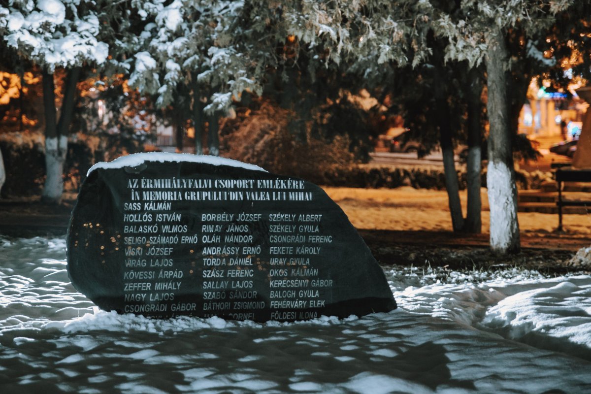 Kőbe vésve az érmihályfalvi csoport tagjai az érmelléki város főterén •  Fotó: Sütő Éva