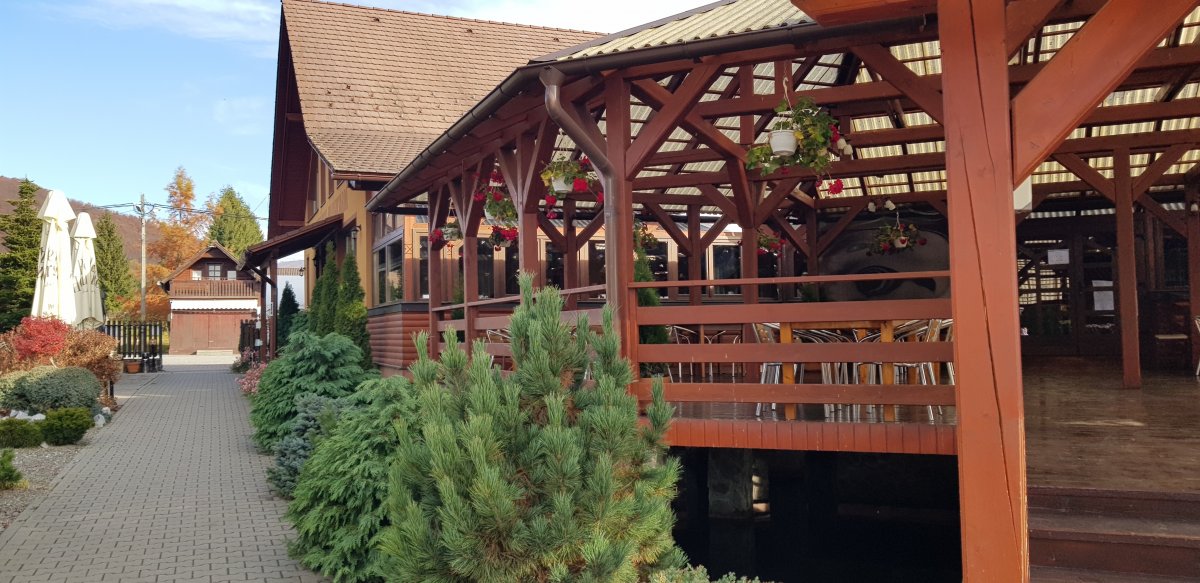 Étterem és panzió a tavak partján •  Fotó: Kisréti Zsombor