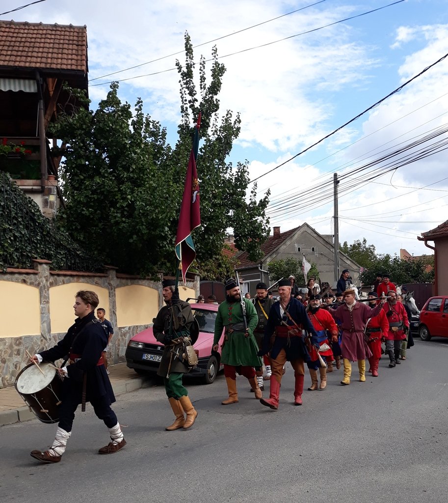 A történelmi játék főszereplői felvonulnak a nagy csatához •  Fotó: Nánó Csaba