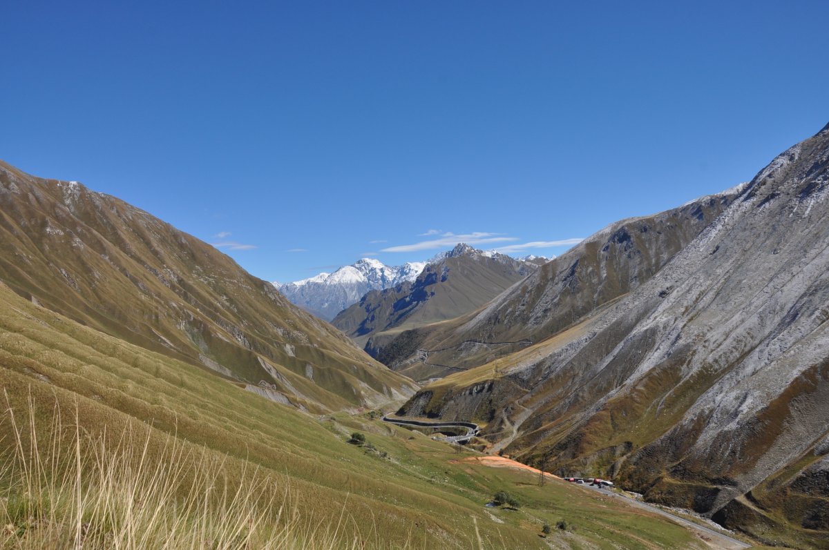 Kapaszkodó a grúziai hegyekbe, távolban a hófödte hegycsúcsok •  Fotó: Samu Tamás Gergő