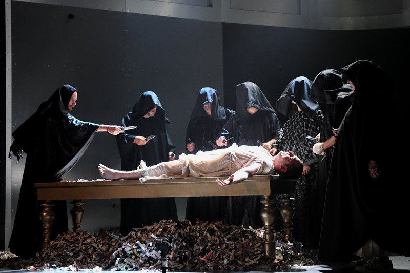 Jelenet a szatmárnémeti színház magyar társulatának A nagy Romulus című előadásából &bullet;  Fotó: Czinzel László/Szatmárnémeti Északi Színház Harag György Társula