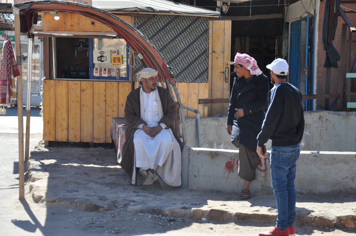 Terefere egy utcai árussal •  Fotó: Samu Tamás Gergő