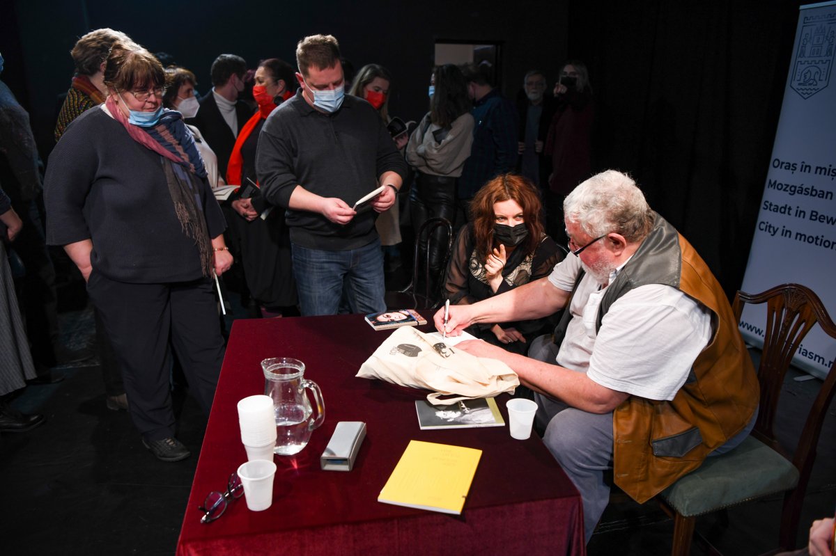 Csirák Csaba színháztörténész könyveit dedikálja &bullet;  Fotó: Czinzel László/Szatmárnémeti Északi Színház Harag György Társula