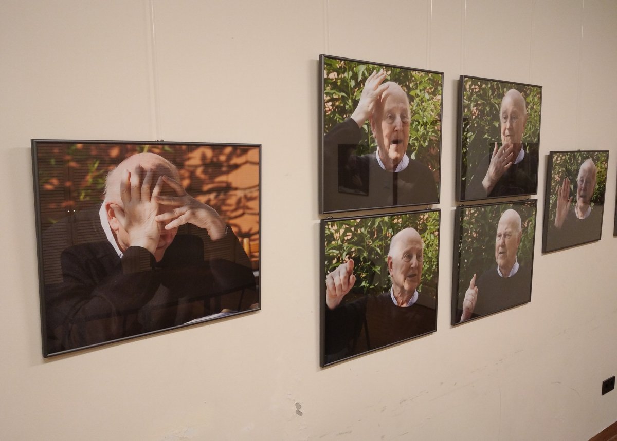 Nemeshegyi Péter-terem az atya fényképeivel a budapesti Háló Közösségi és Kulturális Központban •  Fotó: Csermák Zoltán