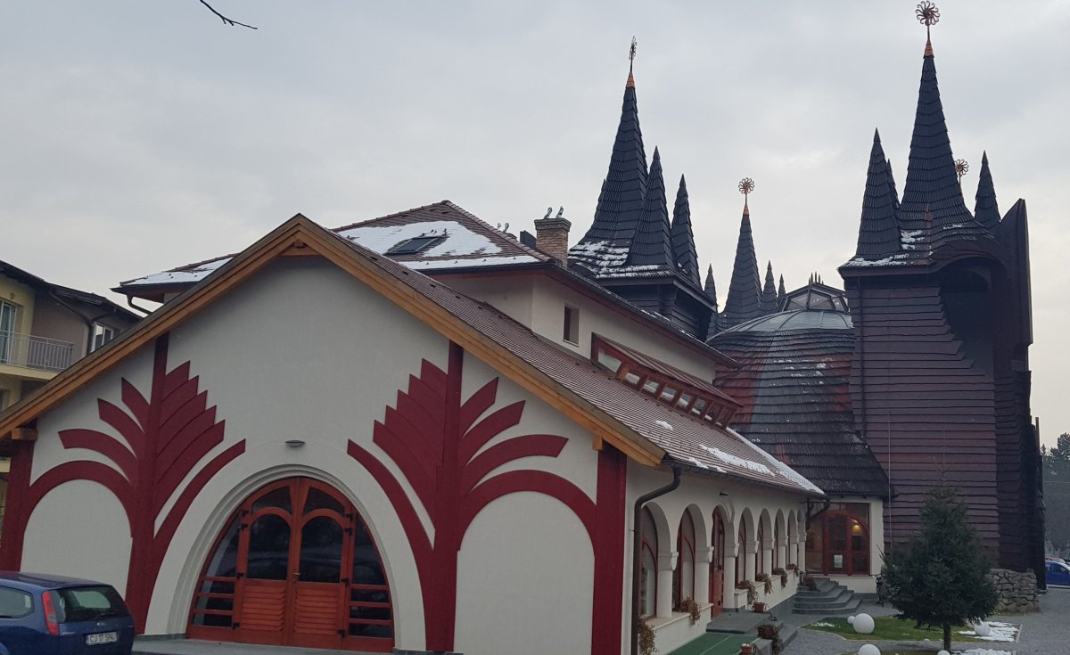 A kolozsvári Donát úti betonrengetegben egyedi hangulatú menedéket jelent a Makovecz Imre által tervezett organikus
építésű református templom •  Fotó: Makkay József