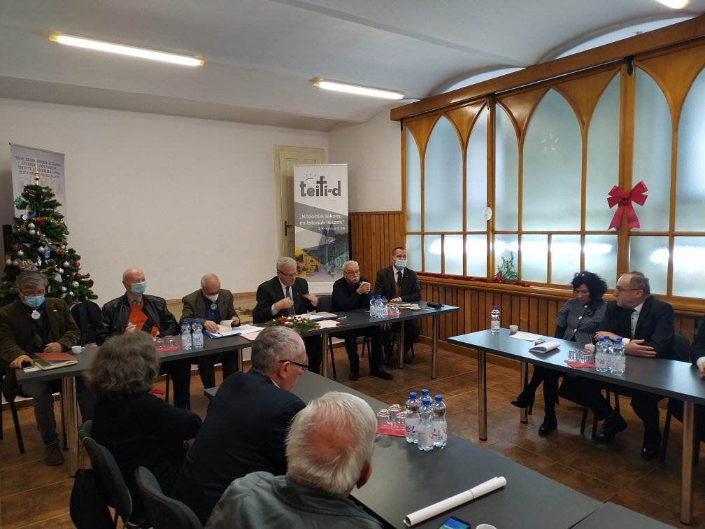 A Temesvár-Belvárosi Református Egyházközség épületének Újvárossy Ernő ’89-es mártírról elnevezett termében megtartott minikonferencia résztvevői •  Fotó: Tőkés László EMNT-elnök sajtóirodája