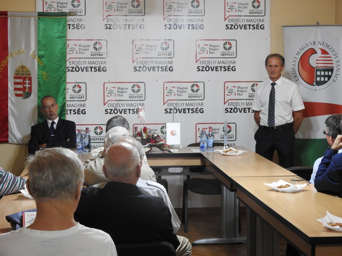 Krakkó Rudolf, a Szatmári Híd Egyesület elnöke köszönti a magyarországi előadót •  Fotó: Makkay József