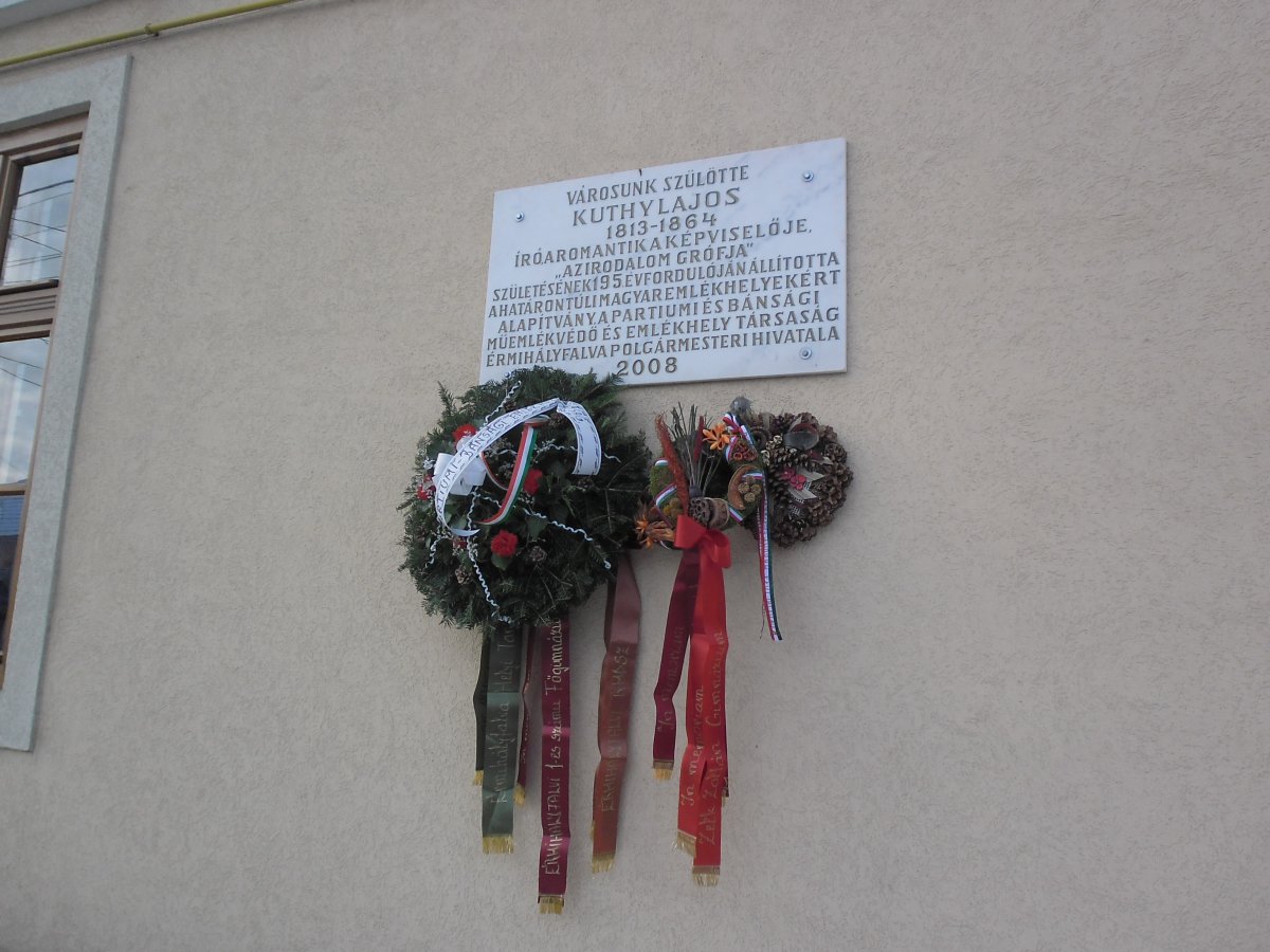 Emléktábla az érmihályfalvi Bernáth József Református tanintézet falán •  Fotó: Sütő Éva